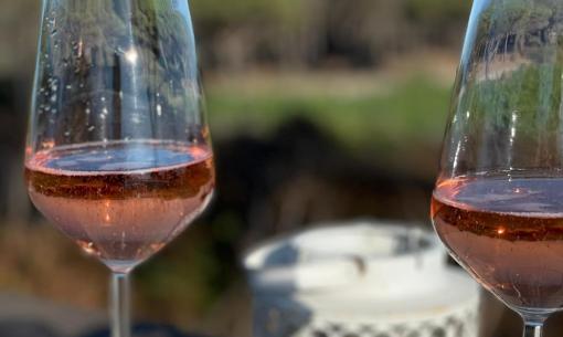 Due calici di vino rosato su una cassa di Tenuta delle Ripalte.