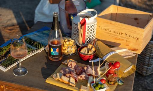 Aperitivo all'aperto con vino, salumi e formaggi.